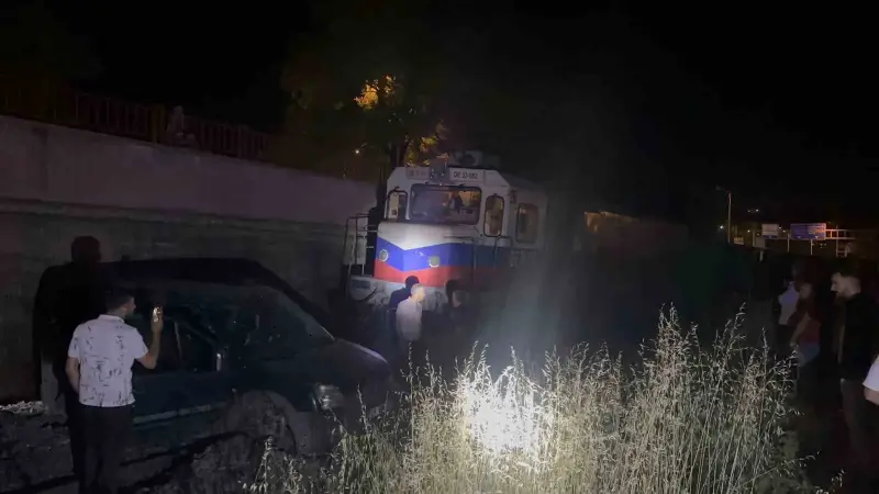 Yük treni hafif ticari aracı 120 metre sürükledi: 2 yaralı