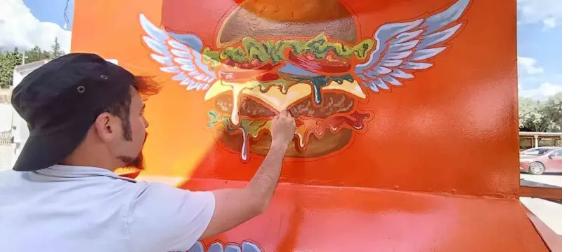 Tavşanlı’da yaşayan ressam karavanı sanat eserine dönüştürdü