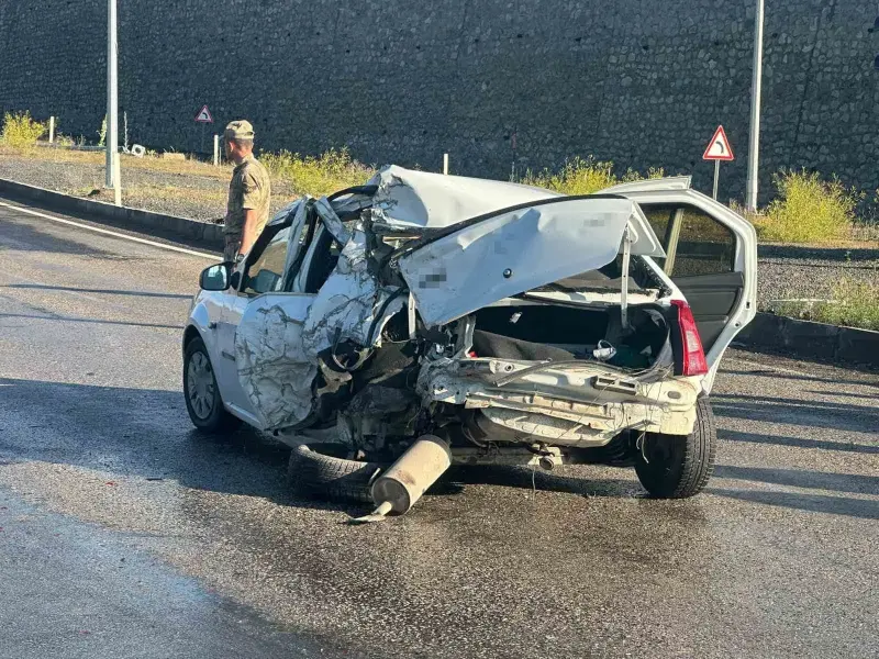 Ağrı’da freni tutmayan kamyonet kırmızı ışıkta duran otomobile çarptı: 2 yaralı
