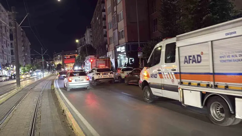 Apartmanda çıkan yangında dumanlar daireleri sardı, bina tahliye edildi