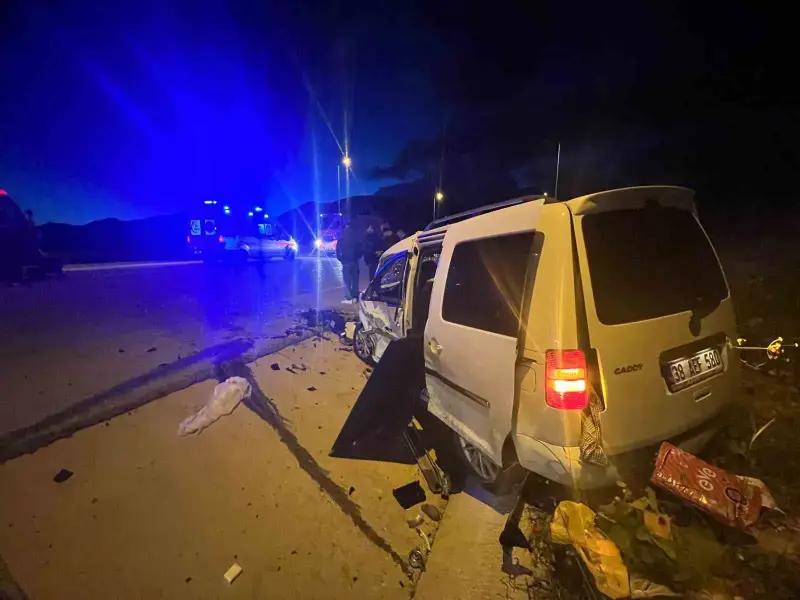 Kayseri’de otomobille hafif ticari araç çarpıştı: 1 ölü, 6 yaralı