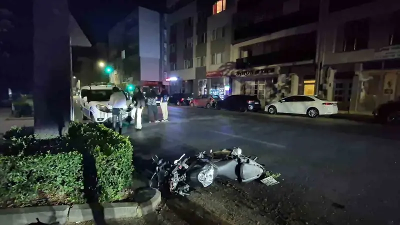 Kasisten çapraz geçmek isteyen otomobile motosiklet çarptı: 2 yaralı