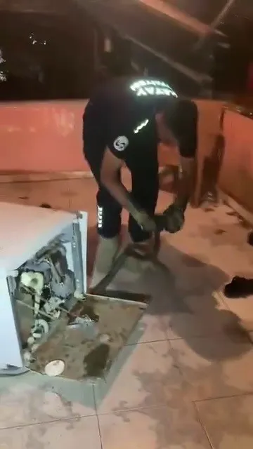 Bulaşık makinesine giren 2 metrelik karayılanı itfaiye çıkardı