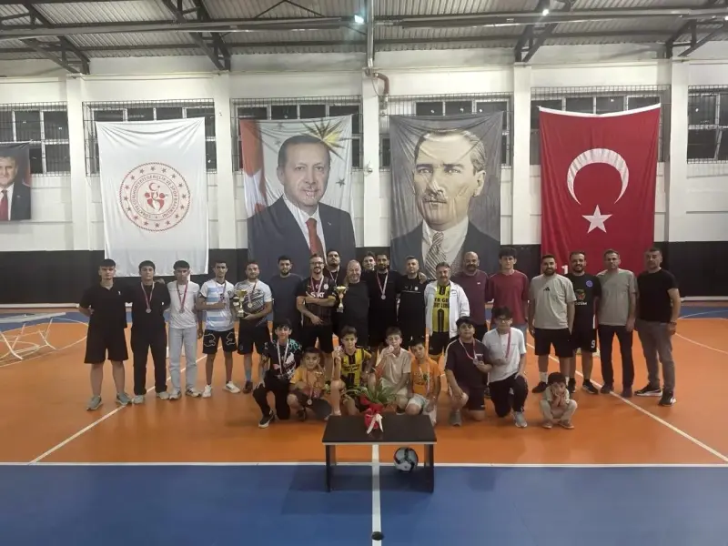 Pozantı’da ilk kez düzenlenen ayak tenisi turnuvası yoğun ilgi gördü