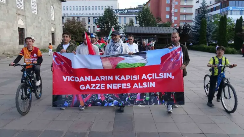 Erzurum’da sağlıkçılar 137’inci kez Gazze için yürüdü