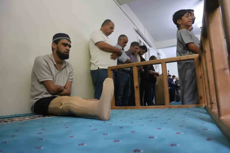 Babasına uzattığı demirin elektrik tellerine değmesiyle akıma kapılarak kollarını ve bacağını kaybeden Ahmet ibadet ederek yaşama tutundu