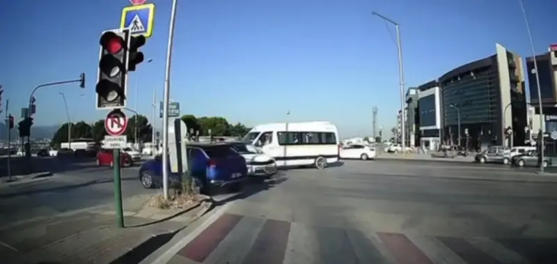 Kırmızı ışık ihlali kazaya neden oldu