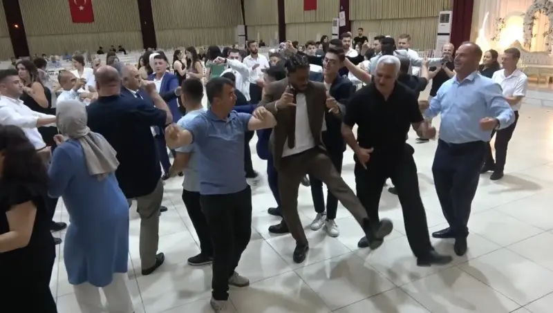 Fildişi Sahilli gençler düğününde halay ve yöresel oyunlarla ilgi odağı oldu