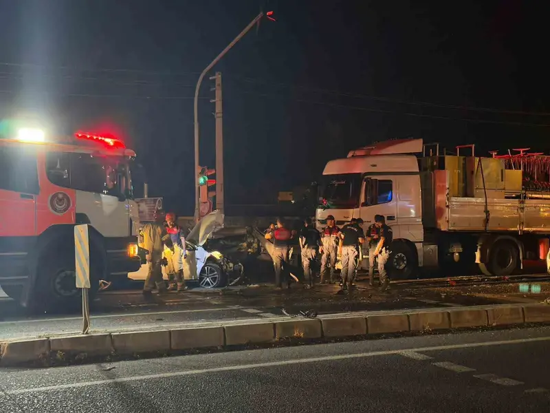 İzmir’de kırmızı ışıkta bekleyen araçlara tır çarptı: 1’i ağır 5 yaralı
