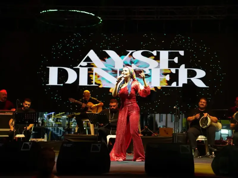 Koçarlı’da çam fıstığı festivali Ayşe Dinçer konseriyle taçlandı