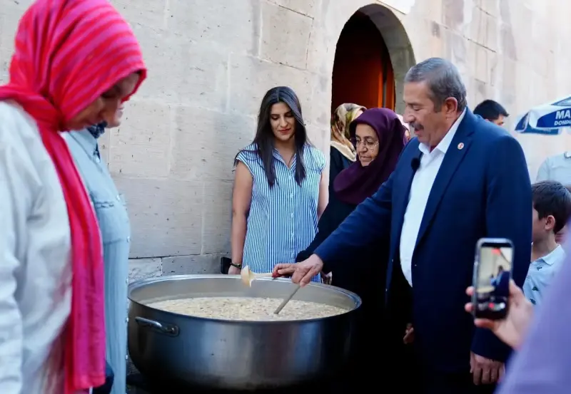 Darende’de Tarihi Yusuf Paşa Bedesteni’nde aşure bereketi