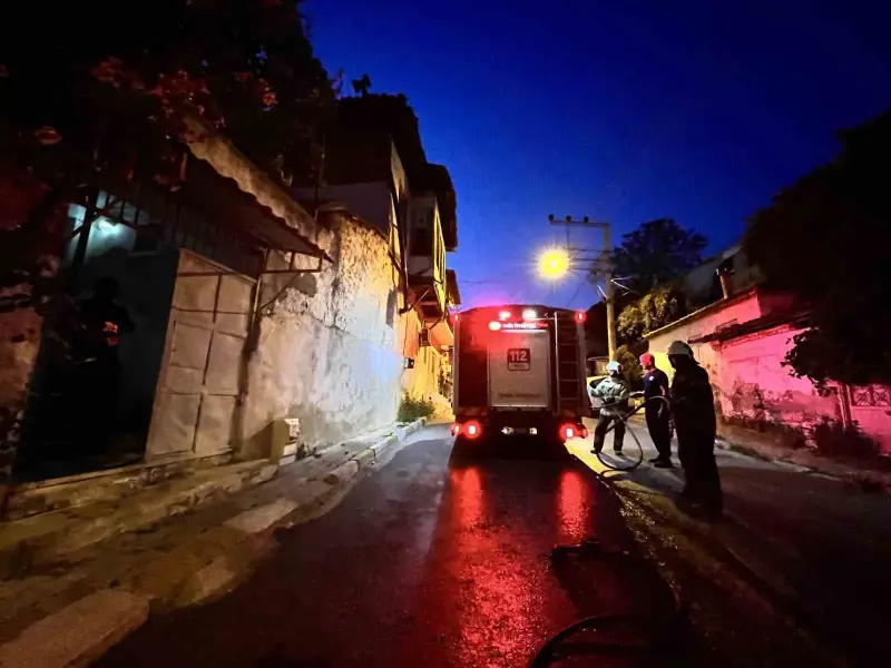 İzmir’de korkutan yangın: Odun ateşinden sıçrayan kıvılcımlar evi yakıyordu