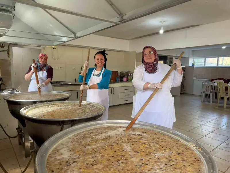 5 bin kişilik aşure yapılarak, tüm ilçeye dağıtıldı