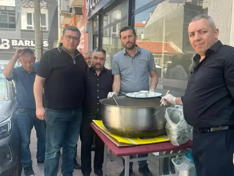 Eskişehir’de yaşayan Aşağı Piribeyli köylüleri vatandaşlara aşure ikramında bulundu
