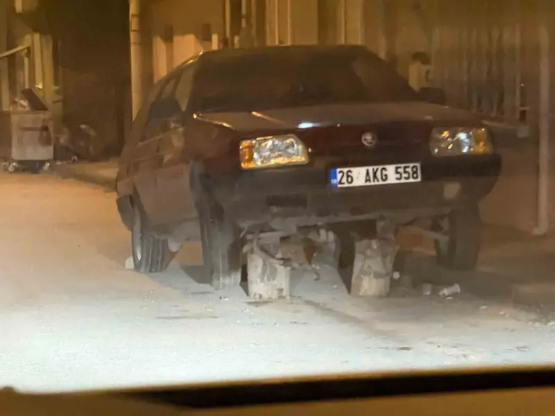 Sokak ortasonda kütükler üzerine bırakılan araç dikkat çekti