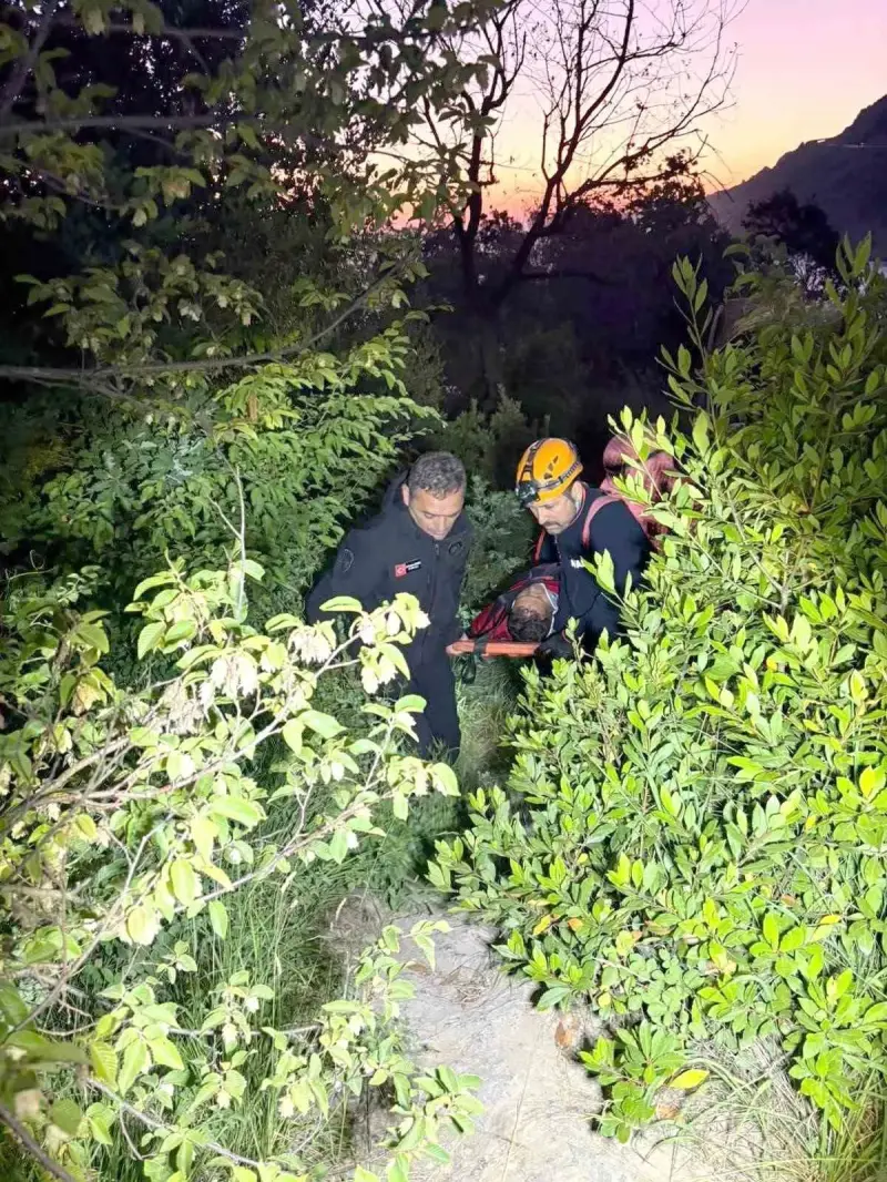 Kayalıklardan düşen amatör balıkçıyı AFAD ve itfaiye ekipleri kurtardı