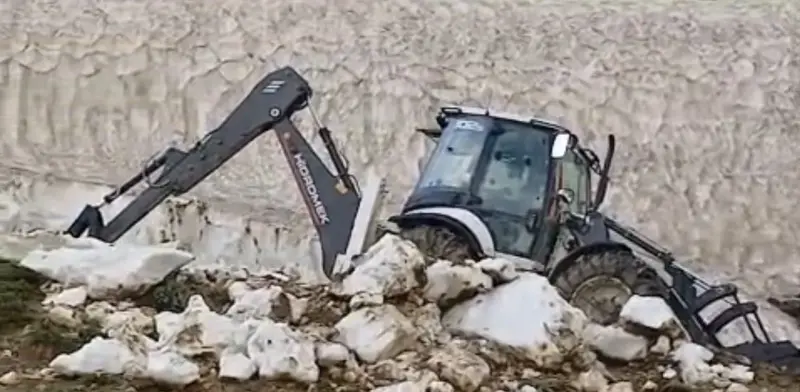 İran sınırındaki yayla yolları kardan temizleniyor