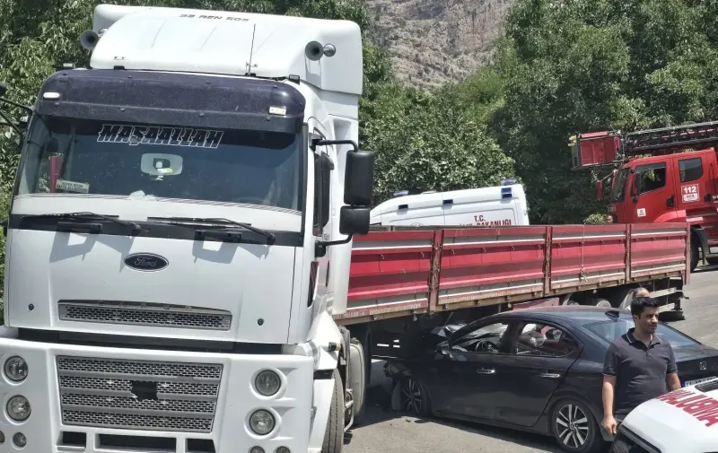 Hakkâri’de otomobil tıra çarptı: 1 yaralı