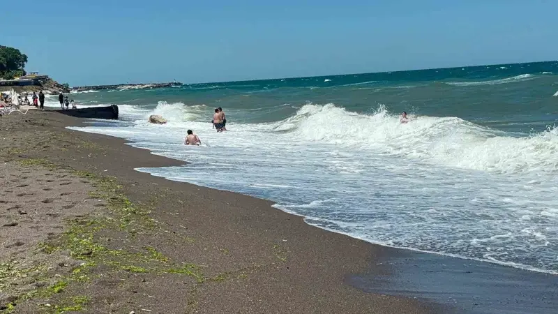 Akçakoca’da dalga boyu 2 metreyi aştı