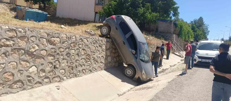 El freni çekilmesi unutulan otomobil istinat duvarından düştü: 2 yaralı