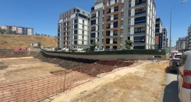 Bursa’da istinat duvarı çöktü, site sakinleri zamanla yarıştı