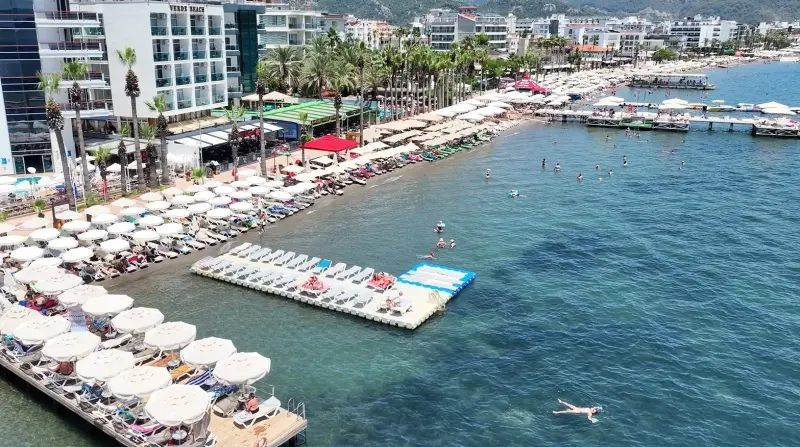 Okullar tatil oldu, Marmaris sahilleri dolmaya başladı