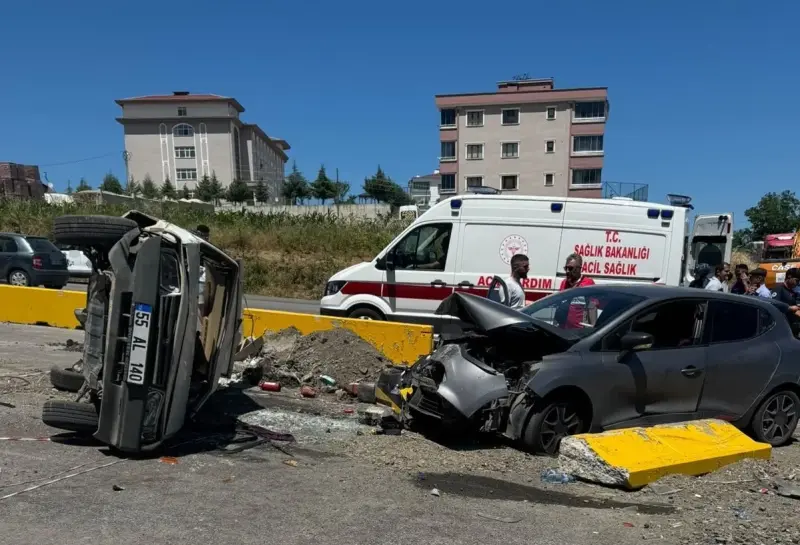 Kavşakta iki otomobil çarpıştı: 3 yaralı