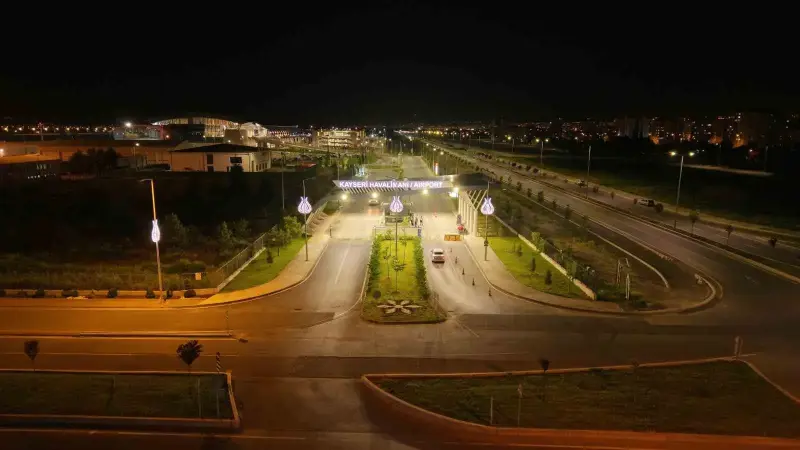 Havalimanı yolu geceleri renkli görünüme kavuşuyor