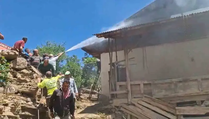Adana’nın Feke ilçesinde yangın çıkan ev kullanılamaz hale geldi