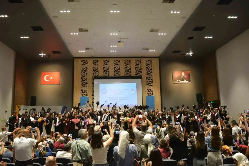Karacabey MYO’nun 30. dönem mezunları kep attı