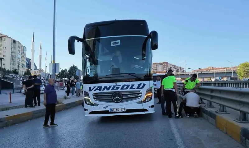 Ehliyetsiz sürücü, otomobil ve yolcu otobüsüne çarptı: 40’ar bin lira ceza kesildi