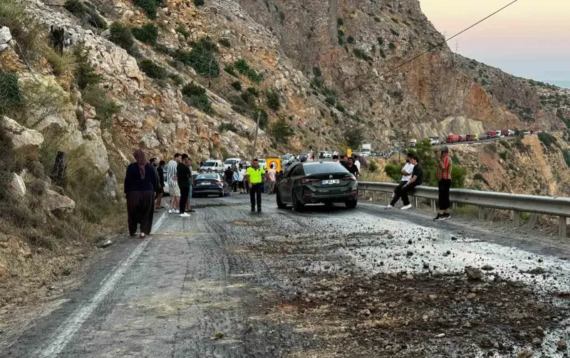 Mersin’de yola akan mazot zincirleme kazaya neden oldu, 4 araç birbirine girdi