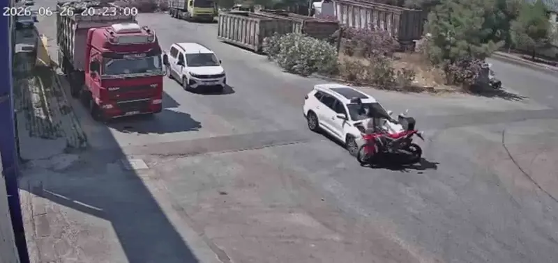 15 yaşındaki çocuğun kullandığı otomobil motosiklete çarptı, sürücü ağır yaralandı