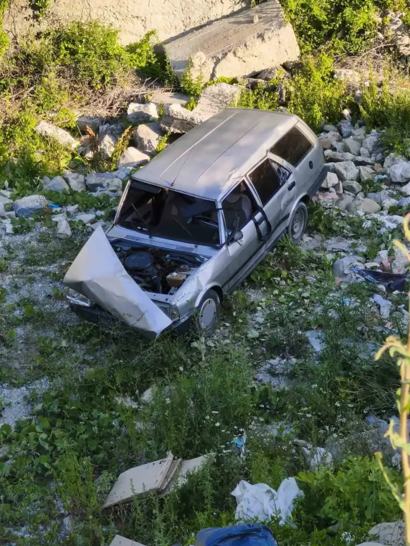 Sinop’ta otomobil şarampole uçtu: 2 yaralı