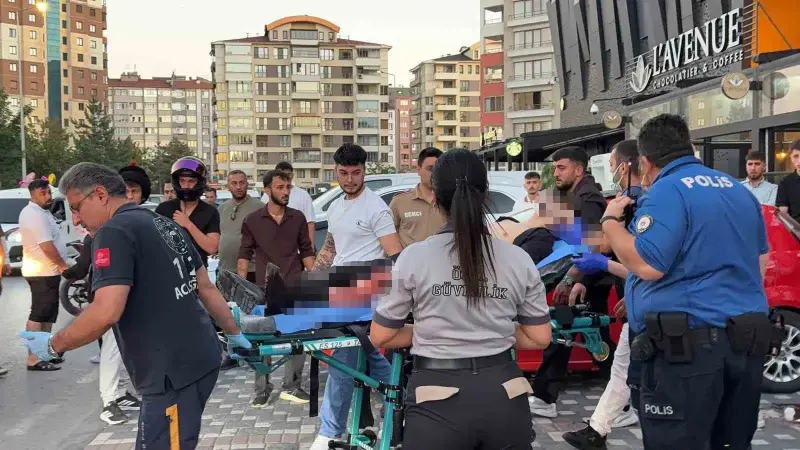 Kayseri’de AVM önünde bıçaklı kavga: 1 yaralı