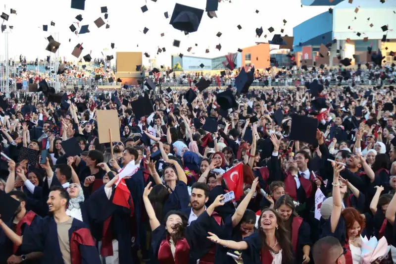 Anadolu Üniversitesi’nde mezuniyet coşkusu: 5 binden fazla öğrenci kep attı