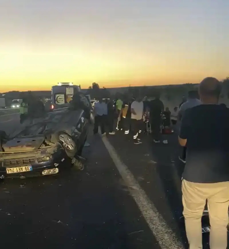 Lastiği patlayan otomobil bariyerlere çarparak takla attı: 2 yaralı
