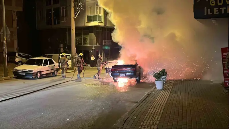 Seyir halindeki araç alevlere teslim oldu, sokak aydınlandı