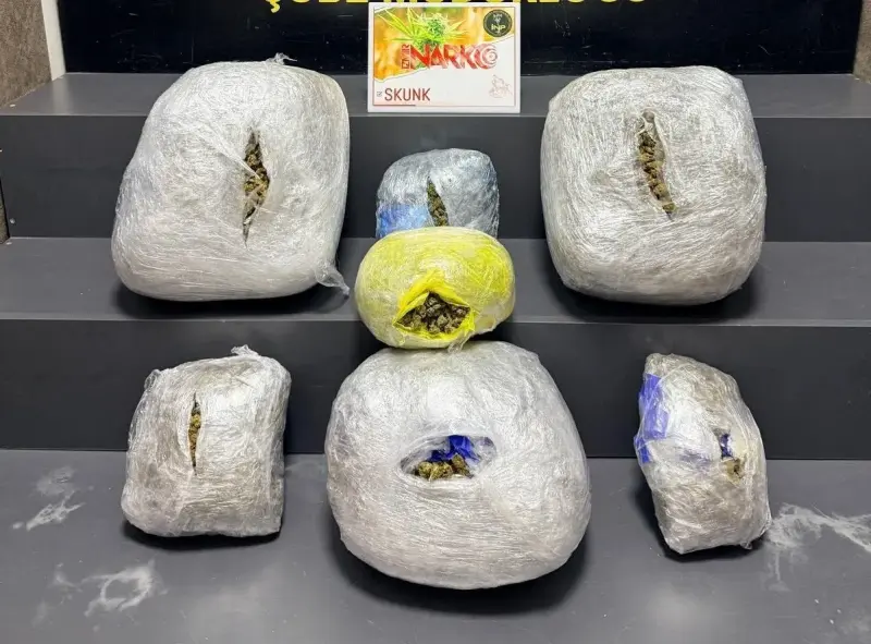 İzmir’de şüpheli araçtan 15 kilo zehir çıktı