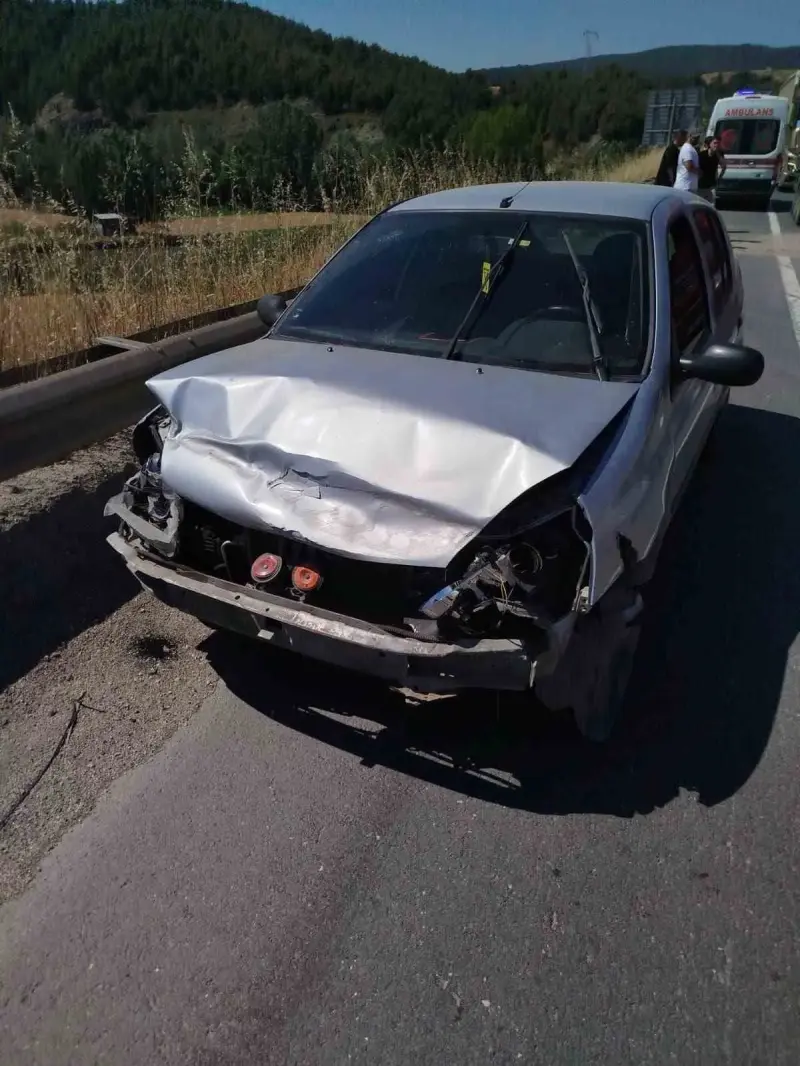 Direksiyon başında baygınlık geçiren sürücü refüje çarptı: 1 yaralı