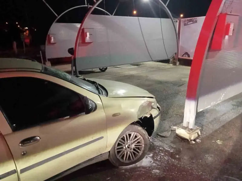 Bilecik’te otomobil sürücüsü akaryakıt istasyonunun yıkama alanına çarptı: 4 yaralı
