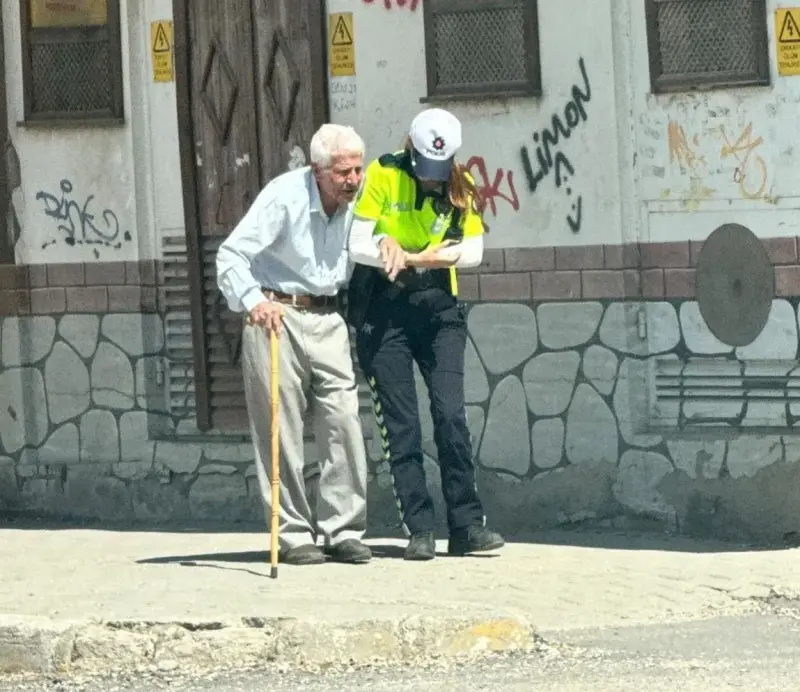 Kadın trafik polisi yaşlı vatandaşın yardımına koştu