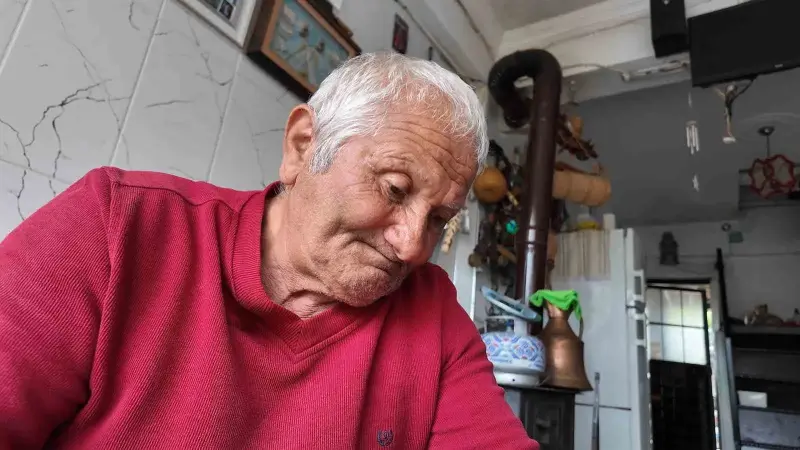 Kütükten sadece bir keser ile ürettikleri hobisi oldu