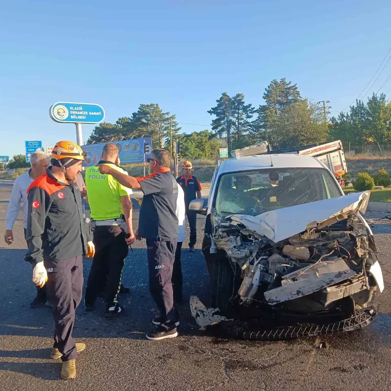 Elazığ’da kamyon ile hafif ticari araç çarpıştı: 1 yaralı