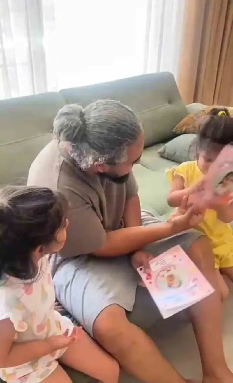 Karneleri karıştıran babanın ikiz kızlarıyla olan diyaloğu kamerada