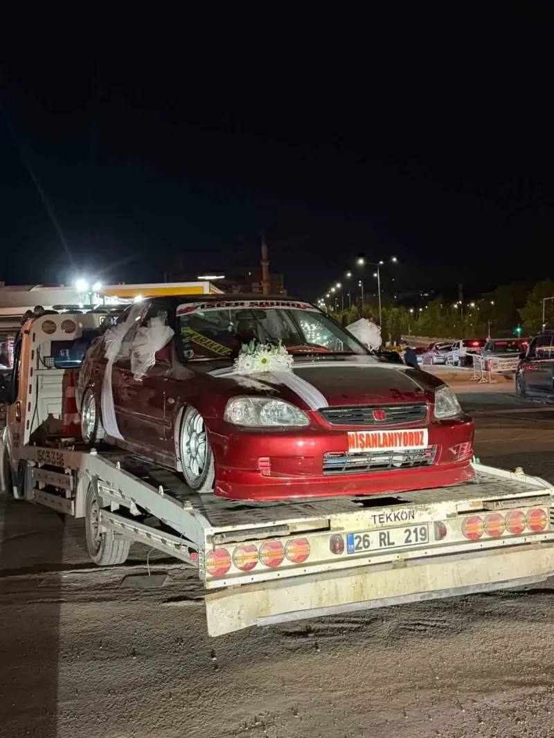 Süsleri bozulmasın diye nişan arabasını çekici üstünde tören salonuna götürdüler