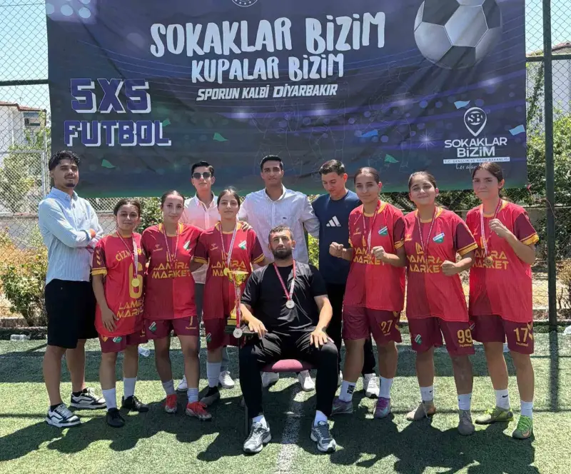 Cizreli kadınlar "5x5 Sokaklar Bizim" futbol turnuvasında bölge şampiyonu oldu