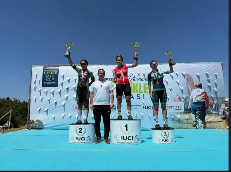 Akhisarlı pedallar Kocaeli’de 6 madalya ve 2 şampiyonluk kazandı