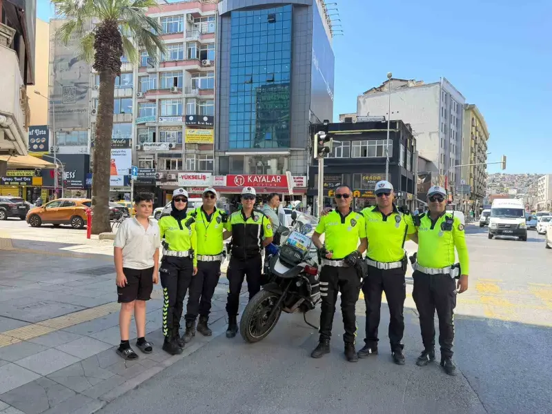İzmir’in efsane trafik polisi emekli oldu: Son anonsunda elleri titredi