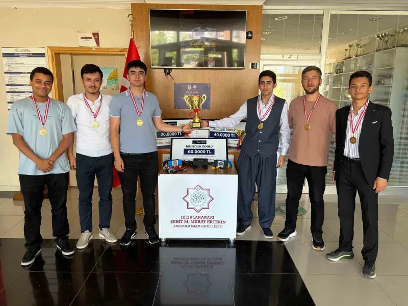 Afrikalı ve Türk öğrenciler tasarlayıp geliştirdikleri robotlarla Türkiye şampiyonu oldular
